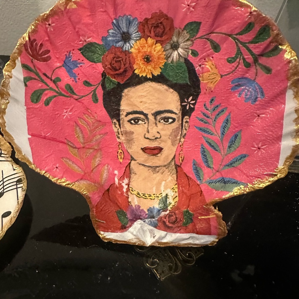 Floral Frida Kahlo Lions Paw Shell 5-6 inches